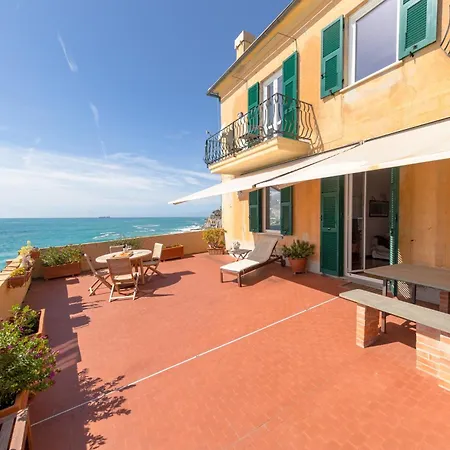 Il Castello - Beautiful Beachfront Apartment Bogliasco