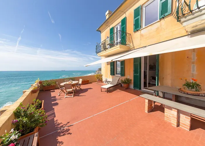 Il Castello - Beautiful Beachfront Apartment Bogliasco